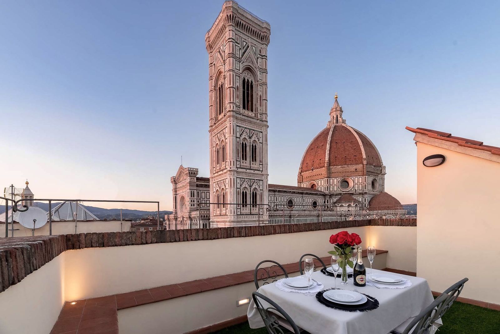 Terrazza a Firenze con vista sul Duomo, uno degli immobili seguiti da HEJMO Property Solutions
